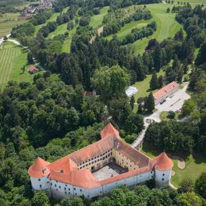 ->Charming royal events & forest holidays.
->Forest picnics & restaurant
->Business meetings in nature 
->Golf
All this and more at @mokricecastle .

#castle #mokricecastle #slovenia #visitslovenia #ifeelslovenia #castles  #nature