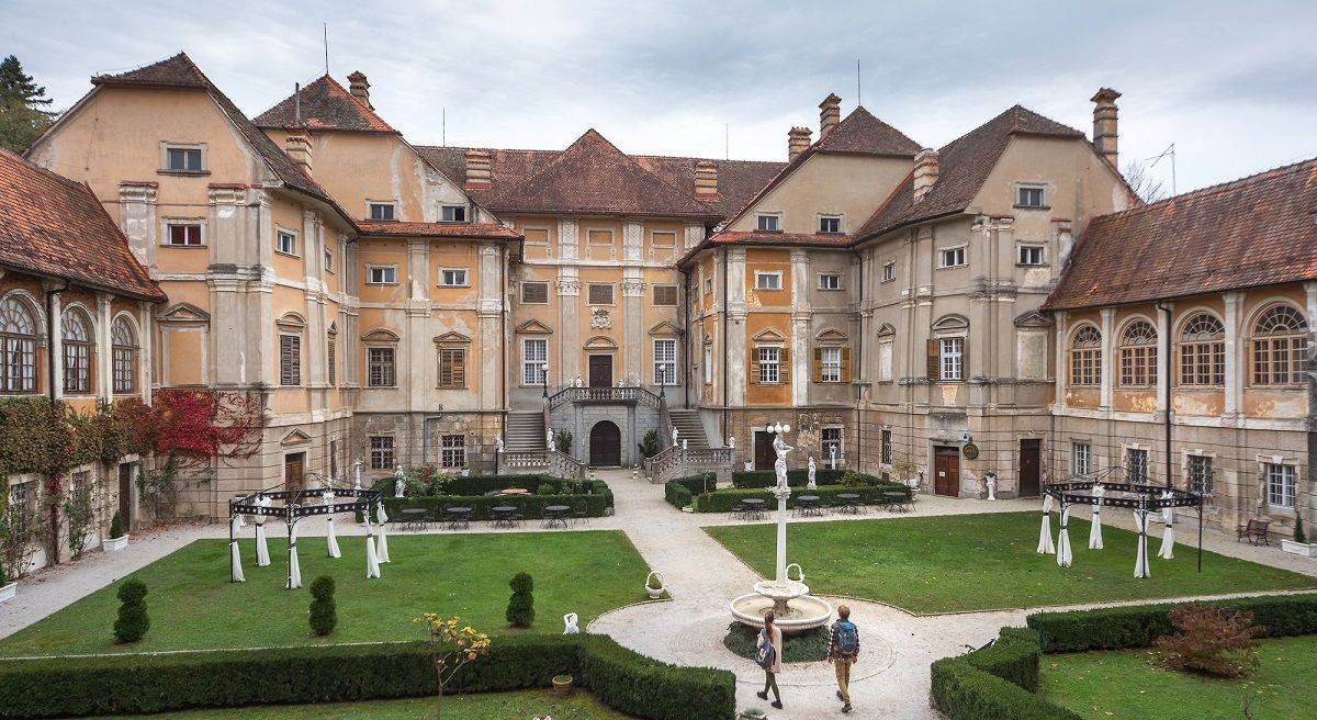 Slovenska turistična organizacija je licenciranim turističnim vodnikom potrdila projekte vodenja po Sloveniji v vrednosti več kot pol milijona evrov