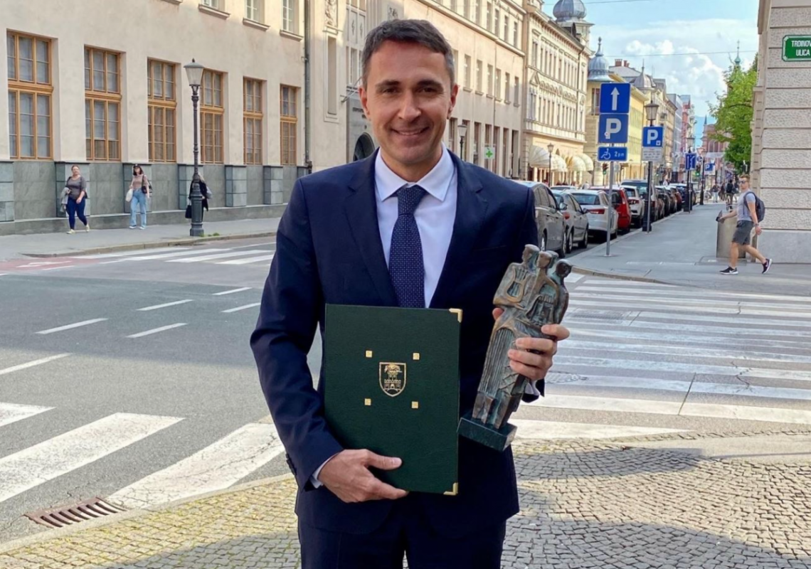 Nagrada mesta Ljubljana 2022 v roke predsedniku Združenja hotelirjev Slovenije, Gregorju Jamniku