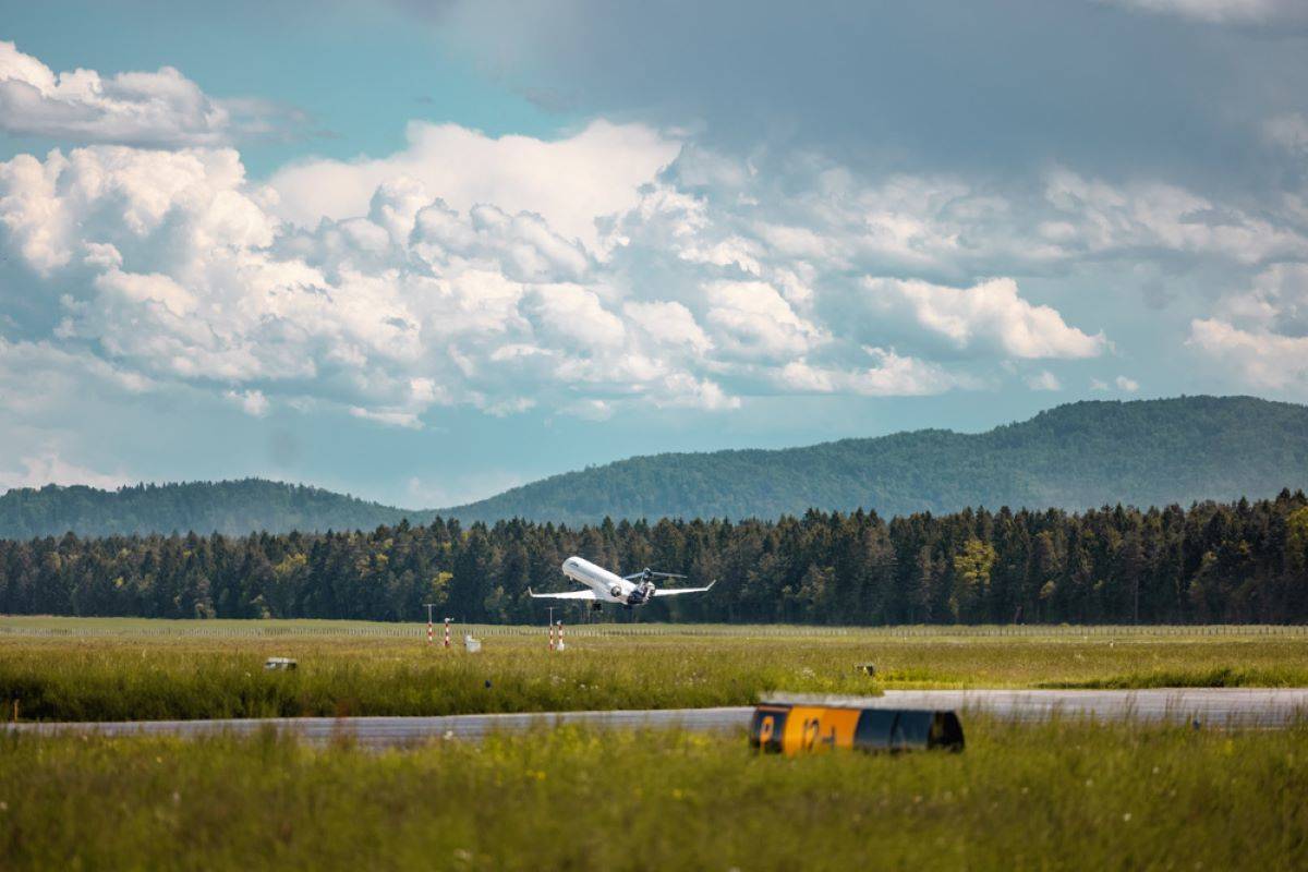 Potniki z Letališča Ljubljana lahko nadomestijo ogljični odtis svojega leta